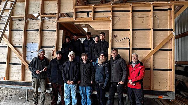 Die Tinyhouse-Truppe der ASW auf der Baustelle: Andrea Schöler, Lernbegleiterin der ASW (vorne, Dritte von rechts) und Bastian Traub von ...