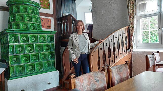 Sabine Schilling, Pressesprecherin der Spitalstiftung, auf der Treppe zur gemütlichen Sitzecke im Turm.