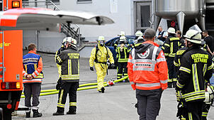 dpatopbilder – 26.09.2025, Baden-Württemberg, Tettnang: Rettungskräfte sind an der Unfallstelle im Einsatz. In einem Molkereibetrieb in ...