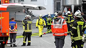 dpatopbilder – 26.09.2025, Baden-Württemberg, Tettnang: Rettungskräfte sind an der Unfallstelle im Einsatz. In einem Molkereibetrieb in ...