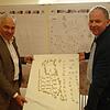 Das geplante neue Wohngebiet in Böhringen nimmt Gestalt an. Investor Jürgen Vogg (links) und Ortsvorsteher Bernhard Diehl präsentieren ...