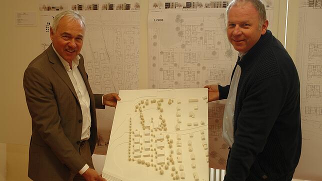 Das geplante neue Wohngebiet in Böhringen nimmt Gestalt an. Investor Jürgen Vogg (links) und Ortsvorsteher Bernhard Diehl präsentieren ...