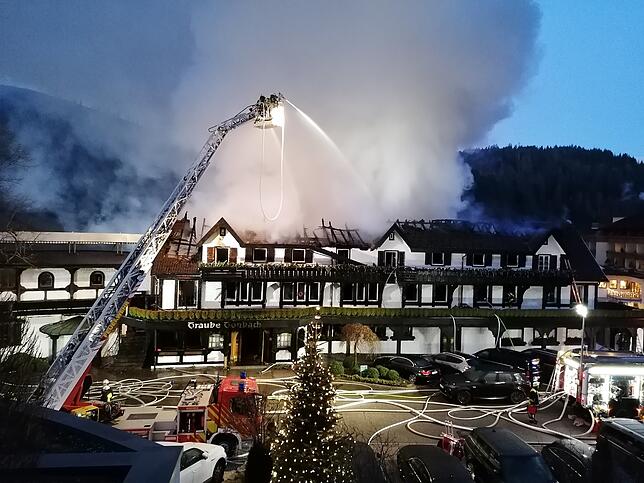 Der Altbau des Restaurants im Hotel “Traube Tonbach„ stehe in Vollbrand, sagte ein Sprecher der Polizei in der Nacht zum ...