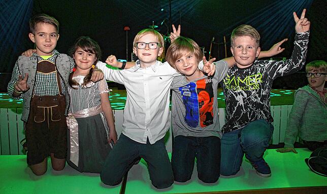 Hannes (von links) und Elisa aus Güttingen sowie Johannes, Lucas und Luis aus Wald haben bei der Hektarparty in Wald einen Platz direkt ...