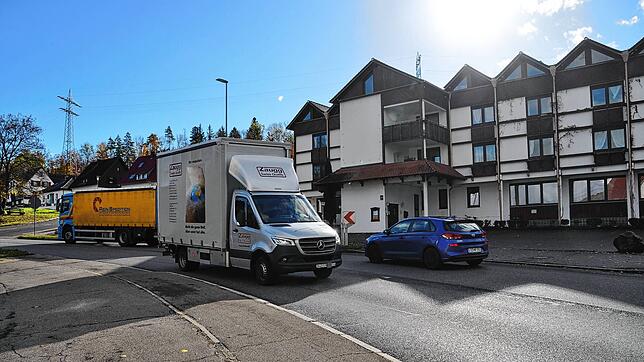 Die B27 durch Zollhaus ist besonders vom steigenden Lastwagen-Verkehr betroffen. Deshalb wünschen sich die Anwohner schon seit Langem ...