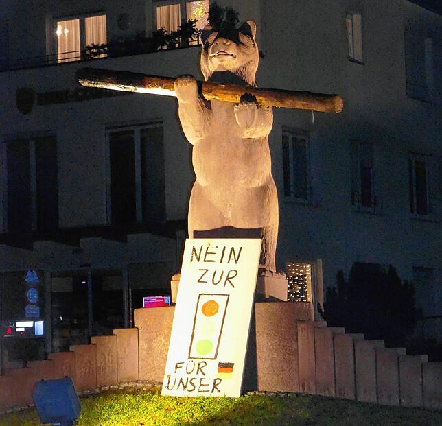 Auch in Brigachtal wird der Protest gegen die Sparpläne der Ampelregierung sichtbar. Der Brigachtaler Bär hat am frühen Neujahrsmorgen ...