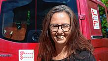 Yvonne Link, Geschäftsführerin von Schütze GmbH Bauunternehmen, hilft neuen Mitarbeitern bei der Wohnungssuche.