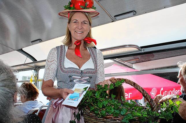 Bild 28: Großer Applaus für das Ensemble der Butterfahrt nach Bodungo