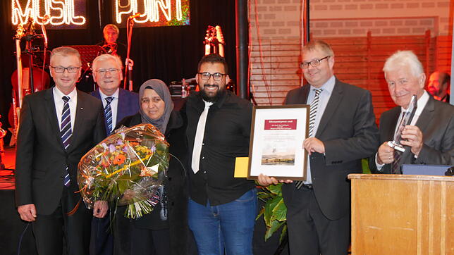 Ehab Al Sweidani (dritter von rechts) ist erster Träger des Ehrenamtspreises. Links neben ihm seine Mutter Buthina Al Sweidani. Den ...