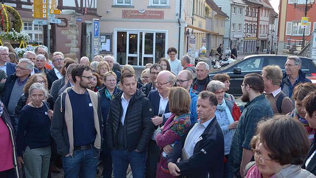 Zur Rathausbesichtigung anlässlich der zweiten Runde des Markdorfer Bürgerdialogs haben sich am Freitagabend zahlreiche Besucher vor dem ...