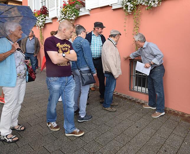 Dieses Fenster sei einst eine Tür gewesen, als das Straßenniveau noch niedriger war, so Thomas Warndorf.
