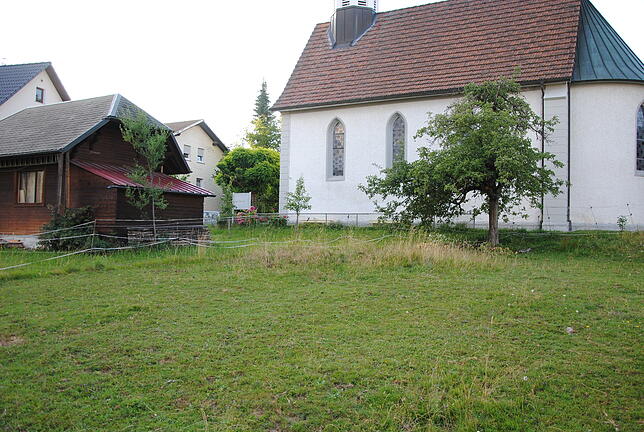 An der Stelle des abgerissenen Musikhüslis befindet sich heute eine Weide für Pferde, dahinter ist die Herz-Jesu-Kapelle zu sehen.