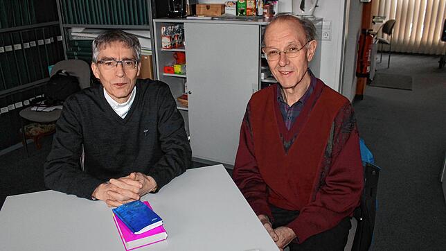 Stadtpfarrer Karlheinz Brandl (links) und Pfarrgemeinderats-Vorsitzender Ekkehard Faller stellen die Kandidatenliste für die ...