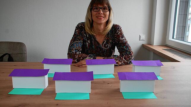 Andrea Bernbach hat ein Modell erstellt, wie sie auf ihrem Grundstück die Tiny Houses erstellt.