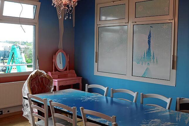 Einer von mehreren Räumen für eine Geburtstagsfeier. Hier im Motto der Disney-Prinzessin Elsa aus dem Film Die Eiskönigin.