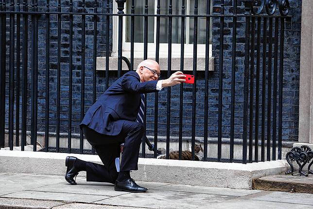 Zeit für ein Selfie: Chris Seed, Außen- und Handelsminister von Neuseeland, fotografiert sich mit der Promi-Katze.