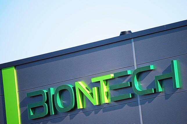 Das Biontech-Logo: Der Impfstoffhersteller aus Mainz muss sich im Juli vor Gericht wegen möglicher Nebenwirkungen seines Corona-Vakzins ...