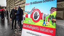 Die sogenannte Nachhaltigkeitsinitiative der SVP verlangt harte Maßnahmen, um die Bevölkerungszahl der Schweiz unter zehn Millionen zu ...