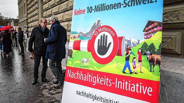 Die sogenannte Nachhaltigkeitsinitiative der SVP verlangt harte Maßnahmen, um die Bevölkerungszahl der Schweiz unter zehn Millionen zu ...