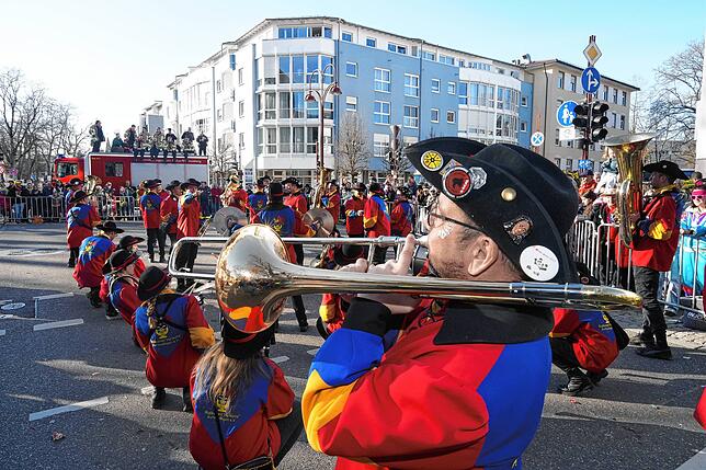 Bild 27: Tausende Narren ziehen beim Fasnet-Umzug durch die Stadt