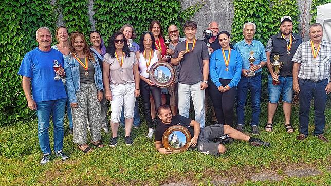 Die Sieger (stehend, von links): Rainer Zelger, Nicole Reiser, Karin Schmidt, Stefanie Zweig, Tanja Lauber, Heike Strittmatter, Ute ...
