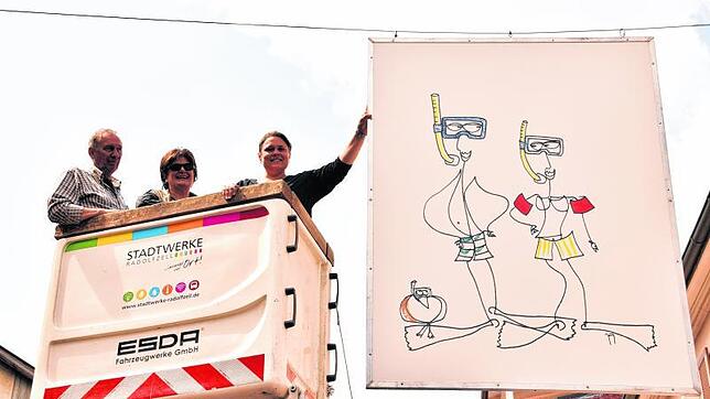 Sie zeigen ein Werk der See(h)straßengalerie 2016 (von links): Günther Böhm kümmert sich darum, dass die Rahmen richtig hängen, Monika ...