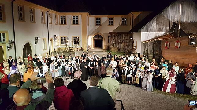 Schirmherr Erzbischof Georg Gänswein spracht bei der Premiere der Theatergemeinschaft sein Lob aus und beglückwünscht stellvertretend ...