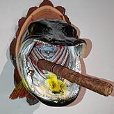 Ein Raubfisch mit dicker Zigarre und Goldzahn – ein Exponat der etwas anderen Art.
