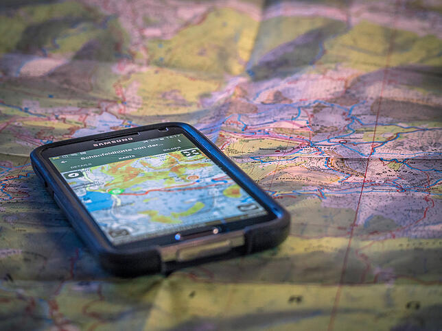 Handlicher und mit Navigationsfunktion: Digitale Karten auf dem Smartphone haben viele Vorteile. Dennoch haben Wanderer für den Notfall ...
