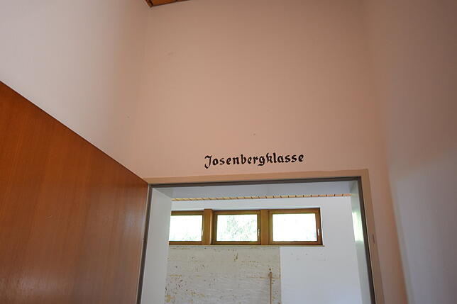 Über dieser Tür deutet ein Schriftzug noch auf die frühere Nutzung des Raums im Haus Josenberg hin.