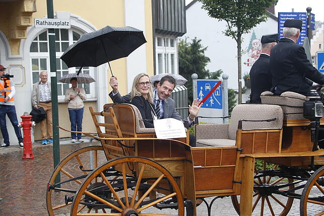 Bild 4: Das bisschen Regen! So bunt und vielfältig war der Festumzug des Reitturniers