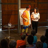 Clownin Polly mit der Bibliothekarin Sabrina Böhringer vor der Ziehung der Tombola-Preise.