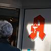 Vor der Markt-Apotheke in Tiengen wartet eine Kundin auf Einlass.