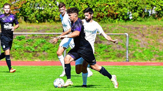 Schwungvoll: Der eingewechselte Giovanni Passannante (vorn, gegen Marco Buscemi im Spiel bei der SG FC Wehr/Brennet) führte den FC ...