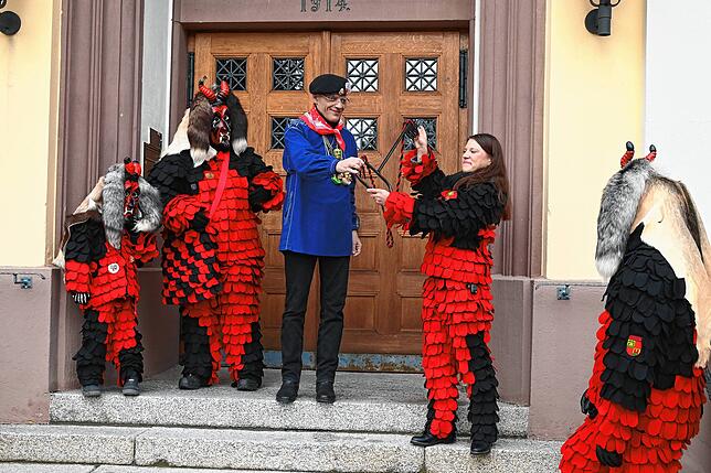Der Moment der Schlüsselübergabe vor dem Rathaus in Königsfeld. Bürgermeister Fritz Link übergibt den Schlüssel an Zunftmeisterin ...