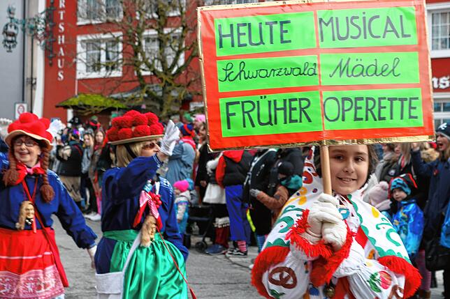 Bild 12: Beim großen Umzug Löffingen steppte der Bär