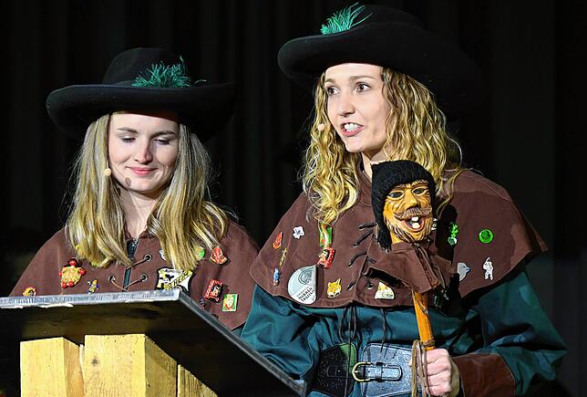 Die Präsidentinnen der Narrenzunft Weilheim, Anna-Lena Götte (rechts) und Sara Isele, eröffnen die Veranstaltung.
