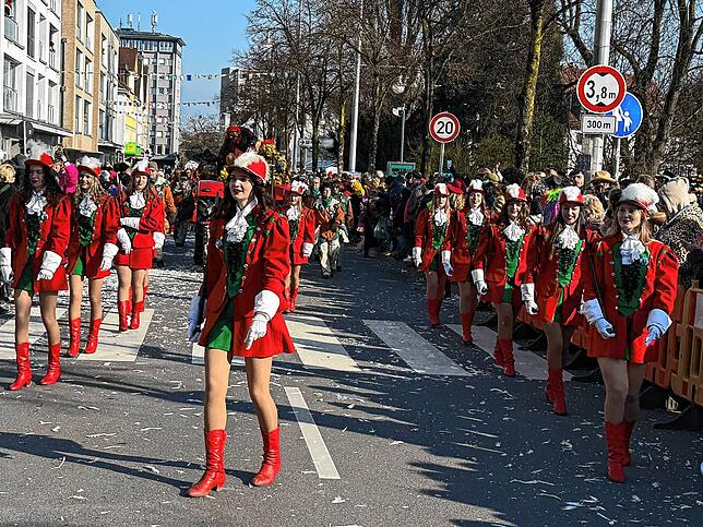 Bei jedem Umzug ein Hingucker: Die Gardemädchen in Formation, hier die Schönheiten der Immenstaader Prinzengarde.
