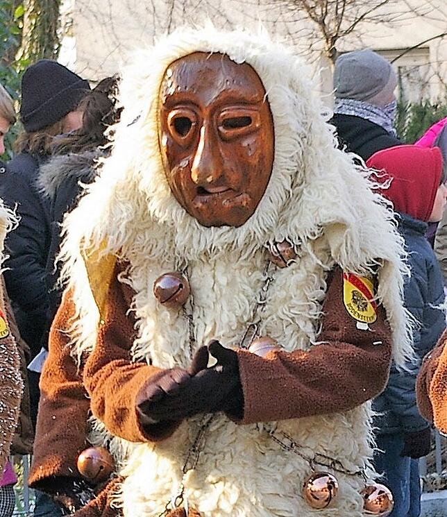 Heute gibt es zwei verschiedene Masken, andere Schellen und einen Umhängebeutel.