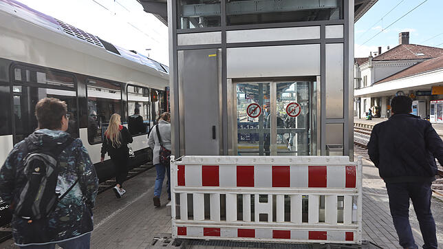 Wer hätte es bei diesem Anblick Mitte Oktober 2019 gedacht? Der Aufzug am Bahnhof Konstanz ist nach monatelangen Verzögerungen in ...