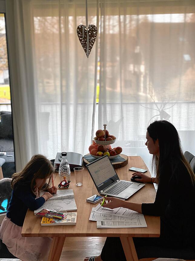 Larissa Thomann und Mila-Sophie bei der Arbeit. Ein kurzer Moment Ruhe, denn Kindergartenkinder beschäftigen sich bekanntlich nicht ...
