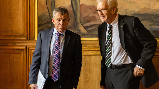 Winfried Kretschmann (rechts) und Ernst Stocker, Regierungsrat des Kantons Zürich, besprechen sich in Zürich.