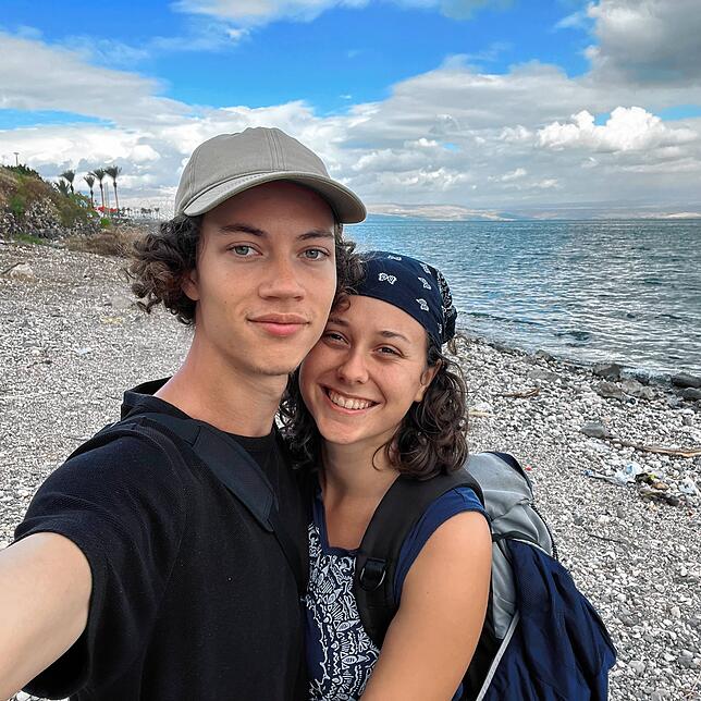 Camillo Pohl und Anouk Köpfer am See Genezareth in Israel.