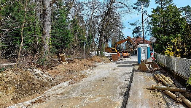 Ein Blick auf die Baustelle: Links im Wald verläuft der Gehweg an der Baustelle vorbei. Rechts im Bild sind die alten Rohre zu sehen.