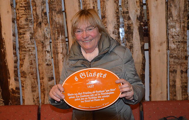 Karin Haas mit einem Beispiel für Hausnamenschilder aus der Nachbarschaft. Hundert für Aasens Geschichte typische Häuser sind bereits ...