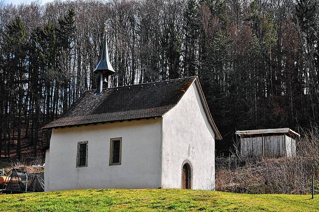 In Raßbach steht auf einer Anhöhe die Kapelle St. Gallus aus dem Jahr 1171, die von den Einwohnern ehrenamtlich gehegt und gepflegt wird.