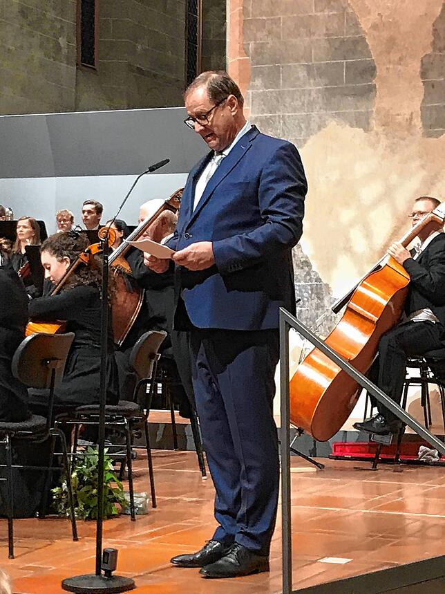 Oberbürgermeister Jürgen Roth begrüßte die Besucher des Neujahrskonzerts.