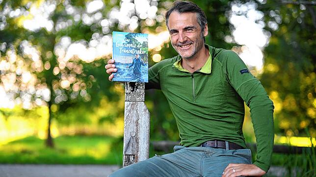 Roland Hilgartner mit seinem neuen Buch &bdquo;Das Geheimnis der Tränentrinker&ldquo;. Es erzählt von seinen Expeditionen durch die ...