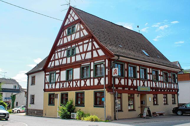 Von außen hübsch anzusehen, von innen sehr gut sortiert: Die Apotheke in Eigeltingen ist für die Einwohner ein wertvoller Baustein der ...