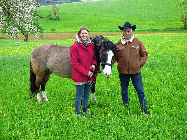 Sarah Hagenauer hat ihre Liebe zu Pferden von ihrem Vater Axel in die Wiege gelegt bekommen. Hier stehen sie mit Milan auf der Wiese ...
